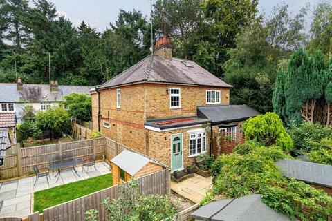 Brooklands Lane, Weybridge, KT13 3 bed semi