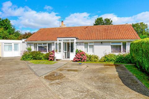 Holly Drive, Littlehampton BN17 4 bed detached bungalow for sale