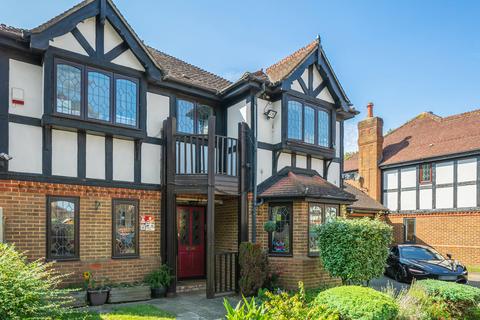 Isleworth TW7 5 bed detached house for sale