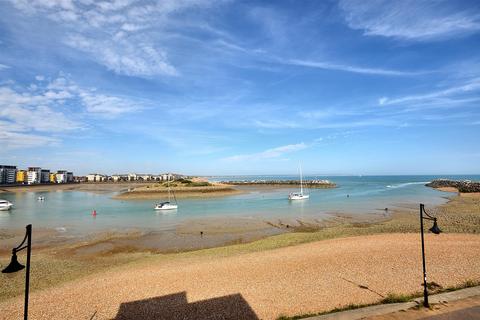 Anguilla Close, Eastbourne 2 bed flat for sale