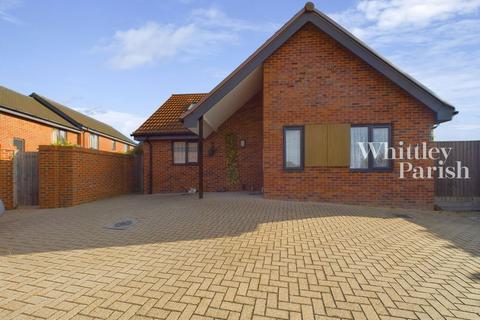 Trumpeter Rise, Long Stratton... 2 bed detached bungalow for sale