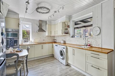 3 bedroom Semi Detached House in... 3 bed semi