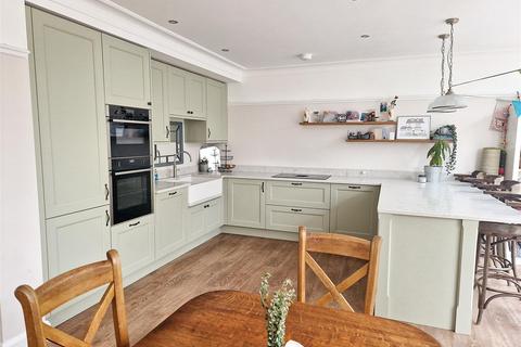Kings Avenue, Rochester 4 bed detached house for sale
