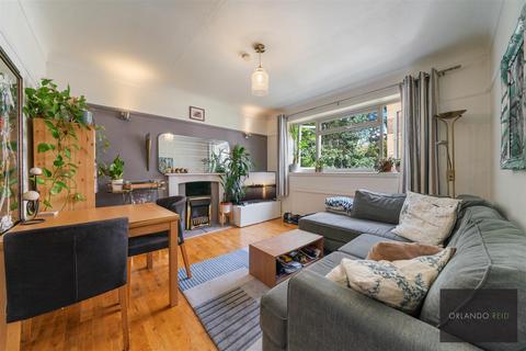 Poynders Road, London 2 bed apartment for sale