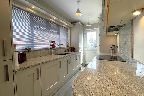 Park Vale, Kennington, TN24 9NH 3 bed bungalow for sale