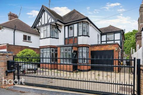 Whitehill Avenue, Luton 4 bed detached house for sale