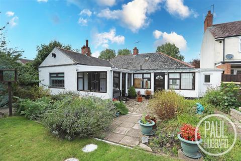 Carlton Road, Lowestoft, NR33 5 bed detached bungalow for sale