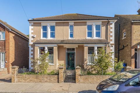 Whitstable Road, Faversham, ME13 4 bed detached house for sale