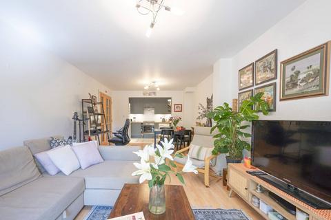 Poynders Road, Clapham Park, London, SW4 2 bed flat for sale