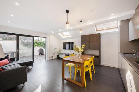 Elbe Street, London, SW6 2 bed flat for sale