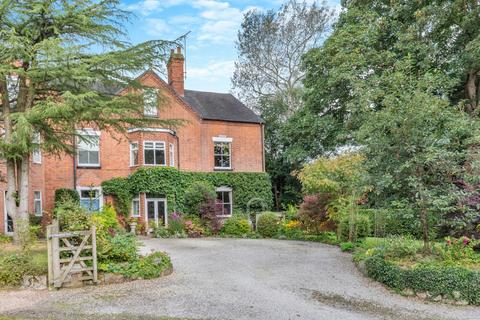 Wood Lane Uttoxeter, Staffordshire... 5 bed semi