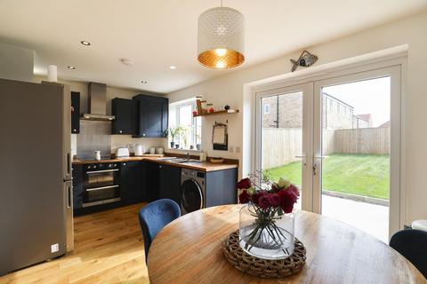 Whernside Close, Harrogate HG3 2QT 3 bed end of terrace house for sale