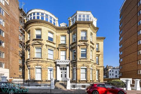 Grand Avenue, Hove BN3 2 bed apartment for sale