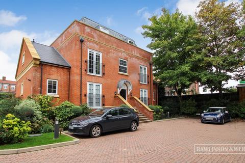 Queens Reach, East Molesey KT8 3 bed apartment for sale