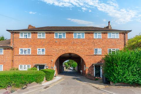 Linkway, Raynes Park SW20 3 bed maisonette for sale