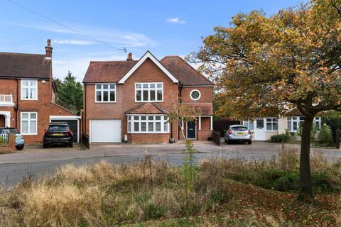 Wavell Avenue, Essex CO2 5 bed detached house for sale