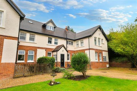 The Crescent, Farnham, Surrey, GU9 2 bed apartment for sale