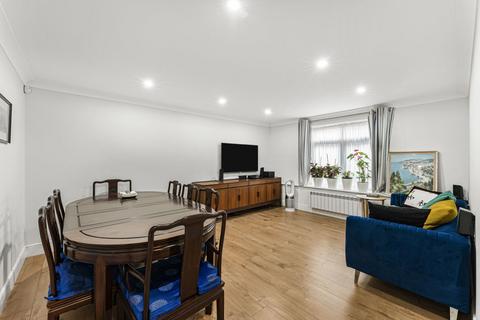 Bridgewater Square, London, EC2Y 2 bed apartment for sale