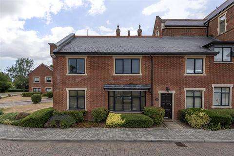 Royal Connaught Drive, Bushey WD23 2 bed flat for sale