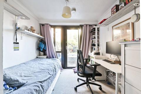 Earls Court Road, Earls Court... 3 bed flat for sale