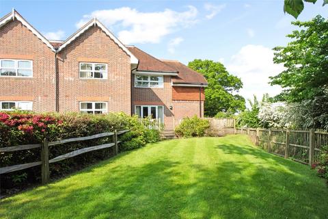 Farnham Road, Liss, Hampshire, GU33 2 bed apartment for sale