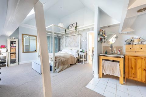 Blenheim Gardens, Willesden Green... 2 bed flat for sale