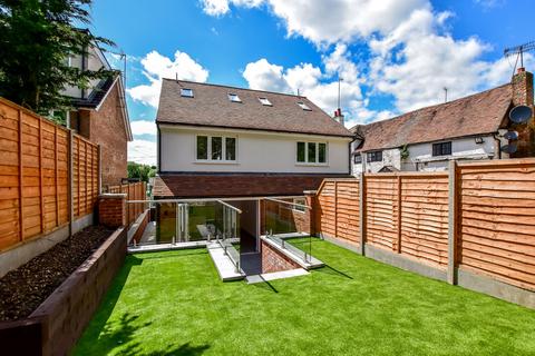 Primrose Hill, Kings Langley, WD4 3 bed semi