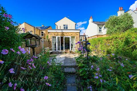 Marlin Square, Abbots Langley 3 bed detached house for sale