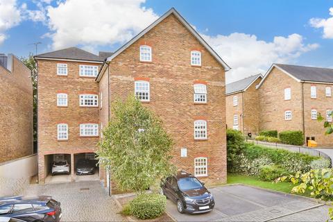 Davy Court, Rochester, Kent 2 bed apartment for sale