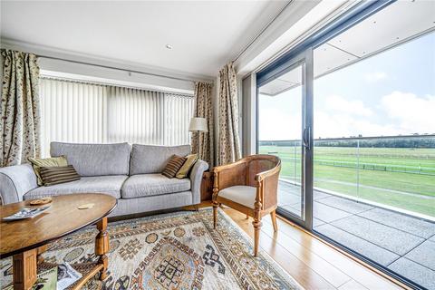 Kingman Way, Newbury, Berkshire, RG14 3 bed apartment for sale