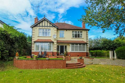 Westfield Park, Wakefield WF1 4 bed detached house for sale