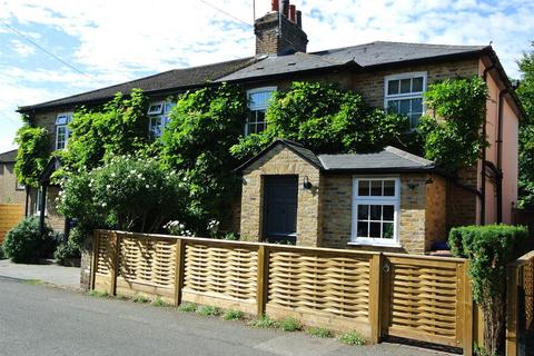 Blays Lane, Englefield Green TW20 3 bed semi