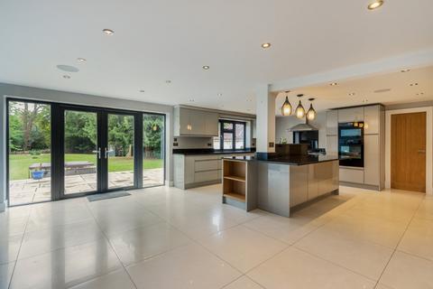 6 bedroom detached house for sale