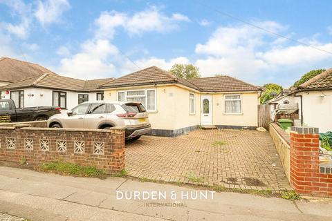 Abbs Cross Lane, Hornchurch, RM12 3 bed detached bungalow for sale