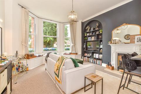 Shorncliffe Road, Folkestone, Kent 2 bed ground floor flat for sale