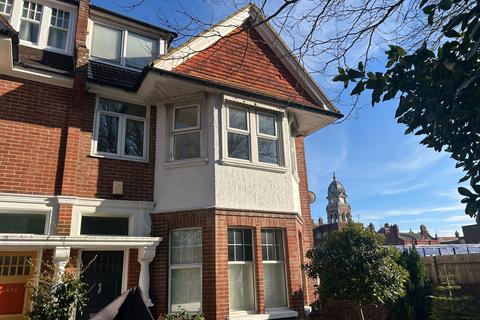 Old Orchard Road, Eastbourne BN21 2 bed flat for sale