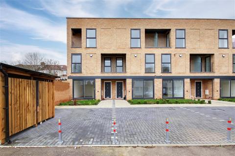 Chase Road, London, N14 4 bed terraced house for sale