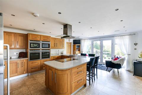 Paynesfield Road, Tatsfield TN16 5 bed detached house for sale