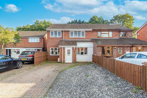 Jacomb Close, Lower Broadheath... 3 bed semi