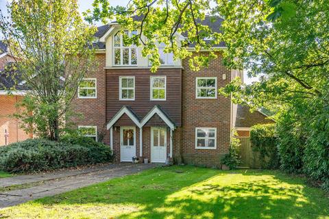 Pendenza, Cobham, Surrey, KT11 4 bed semi