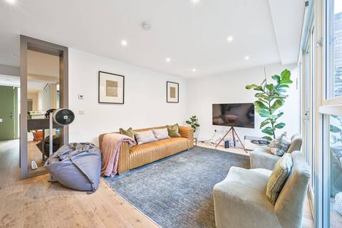 Edgewood Mews, Finchley Central... 2 bed flat for sale