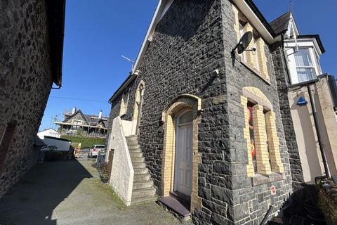 Village Road, Llanfairfechan 3 bed apartment for sale