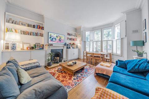 Raleigh Gardens, Brixton 2 bed flat for sale