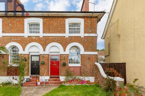 Newport PO30 2 bed end of terrace house for sale