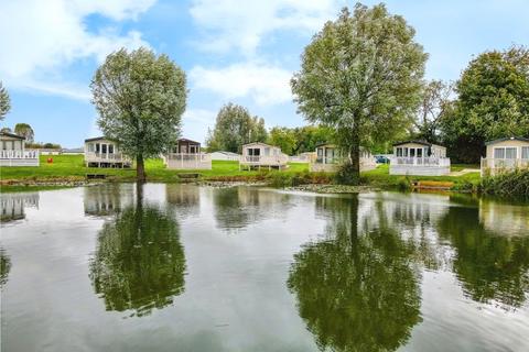 Kingfisher Lake, Cotswold Hoburne... 3 bed park home for sale