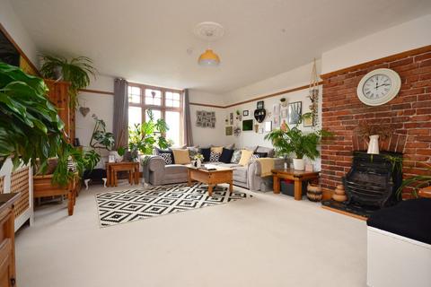 3 bedroom flat for sale