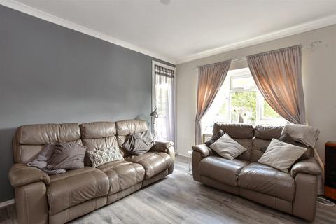 St. Stephen's Crescent, Brentwood, Essex 2 bed flat for sale
