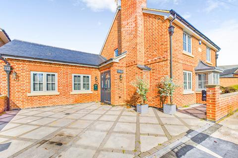 6 bedroom detached house for sale