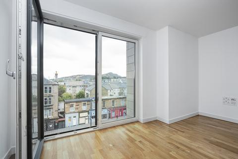 5/43 Shrubhill Walk 2 bed flat for sale