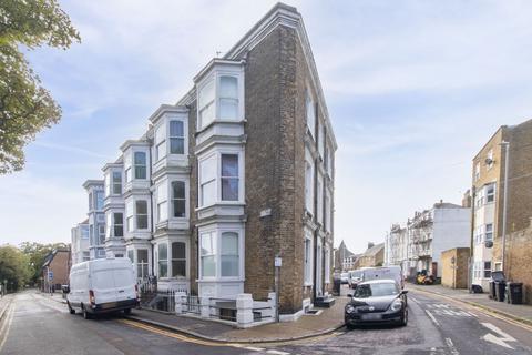 St. Johns Road, Margate, CT9 2 bed flat for sale